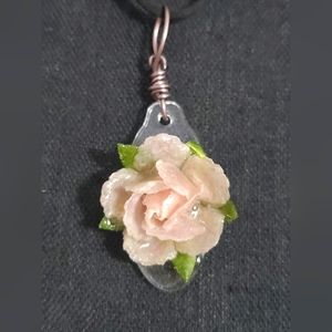 😀 HAND CRAFTED rose floral necklace resin acrylic cream tan